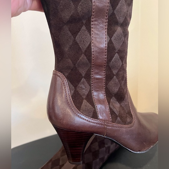 BORN WOMENS TALL LEATHER DIAMOND PATTERN BOOTS / SIZE: 9 - Picture 7 of 13